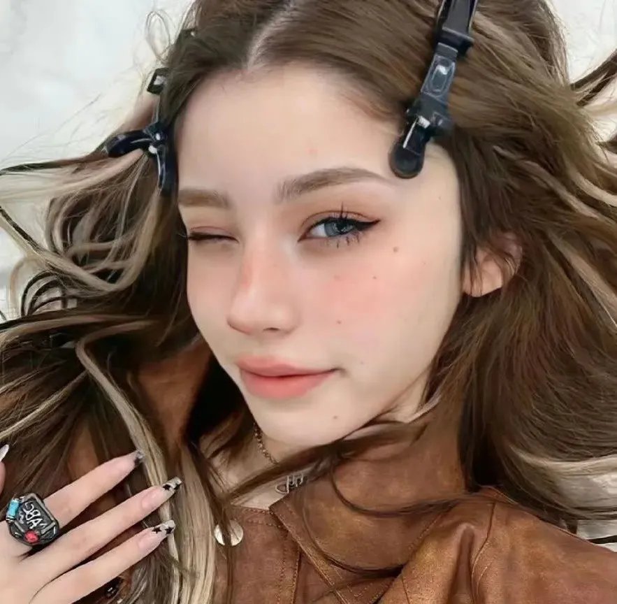 青镜行第一季 封面